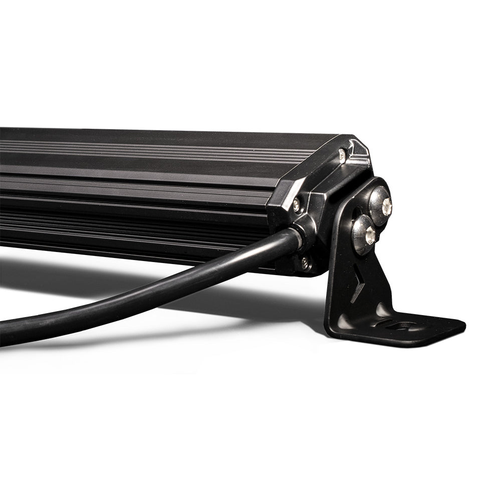 Närbild av baksidan i aluminium och strömkabel på LUXTAR S32 DRL 192W LED-ramp.